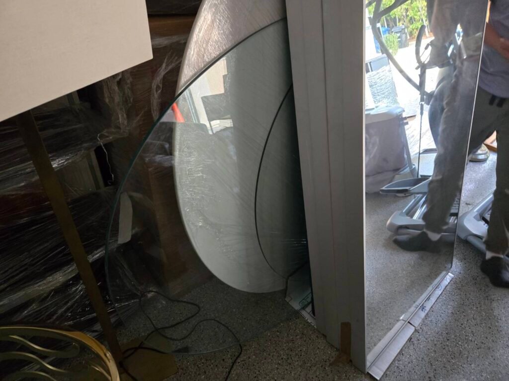 168 Moving长途搬家公司提供专车专送快速搬家方案，这种方式是安排一辆20-40尺的货车专门运送王女士的物品(货车大小决定搬家费用高低)，中途不接其他客户的货，优点是速度快，从西雅图到休斯顿只需要3到6天；缺点是价格较高，但168搬家公司强调即使是专车服务，168 Moving的价格也比United Van Lines、North American Van Lines等大型搬家公司便宜10%到20%，不但价格便宜，服务也比较好，没有隐藏费用，更不会随便乱加价钱。以26尺卡车为例，从西雅图到休斯顿两地搬运费用加上长途卡车费用大约是美金$6500-8500元(简单方式是一英里$3-4元，西雅图到休斯顿距离2200英里)，实际情况要看客户地址位置及东西多寡，是否需要上楼，是否位于偏远郊区，大型家具多寡都会影响搬运时间，搬运时间影响全部价格，通常搬运费用是两位工人时薪120-150/hr元。