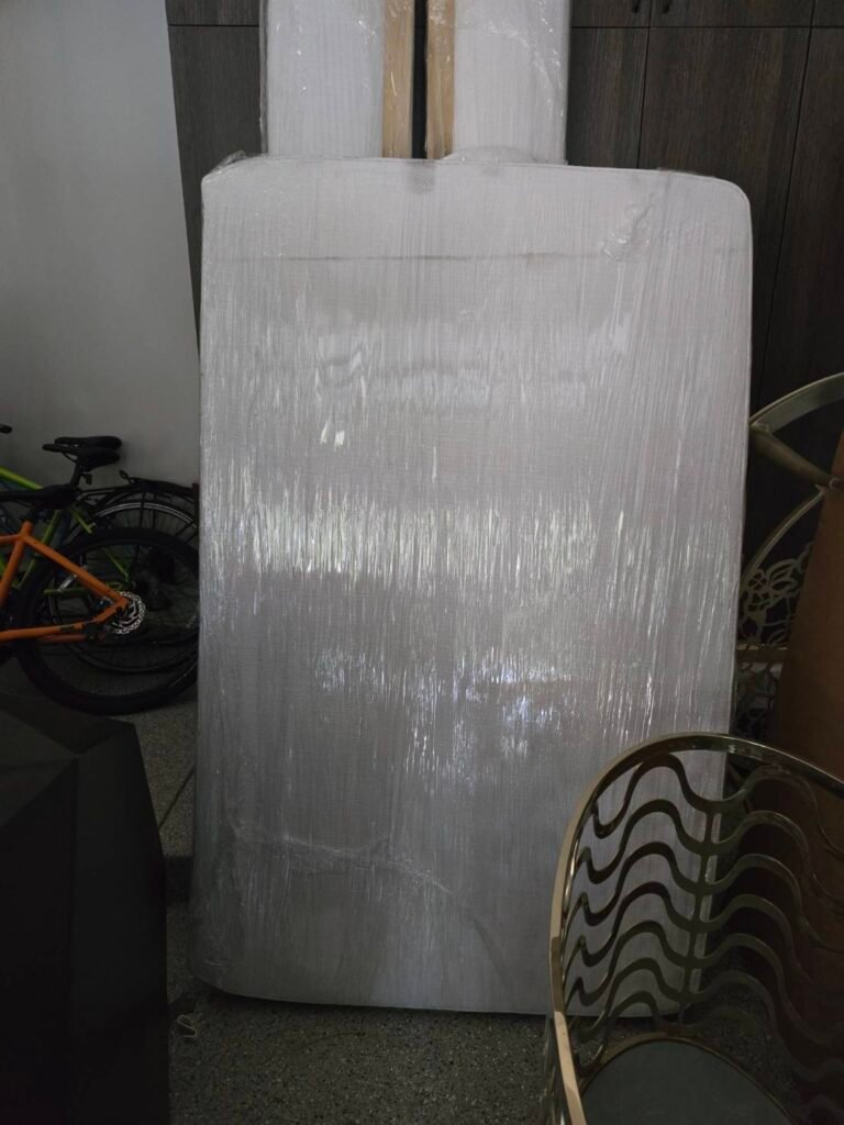 168 Moving长途搬家公司提供专车专送快速搬家方案，这种方式是安排一辆20-40尺的货车专门运送王女士的物品(货车大小决定搬家费用高低)，中途不接其他客户的货，优点是速度快，从西雅图到休斯顿只需要3到6天；缺点是价格较高，但168搬家公司强调即使是专车服务，168 Moving的价格也比United Van Lines、North American Van Lines等大型搬家公司便宜10%到20%，不但价格便宜，服务也比较好，没有隐藏费用，更不会随便乱加价钱。以26尺卡车为例，从西雅图到休斯顿两地搬运费用加上长途卡车费用大约是美金$6500-8500元(简单方式是一英里$3-4元，西雅图到休斯顿距离2200英里)，实际情况要看客户地址位置及东西多寡，是否需要上楼，是否位于偏远郊区，大型家具多寡都会影响搬运时间，搬运时间影响全部价格，通常搬运费用是两位工人时薪120-150/hr元。