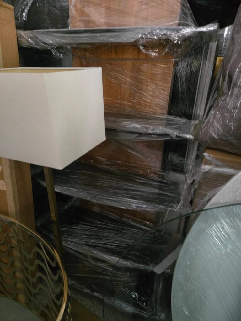 168 Moving长途搬家公司提供专车专送快速搬家方案，这种方式是安排一辆20-40尺的货车专门运送王女士的物品(货车大小决定搬家费用高低)，中途不接其他客户的货，优点是速度快，从西雅图到休斯顿只需要3到6天；缺点是价格较高，但168搬家公司强调即使是专车服务，168 Moving的价格也比United Van Lines、North American Van Lines等大型搬家公司便宜10%到20%，不但价格便宜，服务也比较好，没有隐藏费用，更不会随便乱加价钱。以26尺卡车为例，从西雅图到休斯顿两地搬运费用加上长途卡车费用大约是美金$6500-8500元(简单方式是一英里$3-4元，西雅图到休斯顿距离2200英里)，实际情况要看客户地址位置及东西多寡，是否需要上楼，是否位于偏远郊区，大型家具多寡都会影响搬运时间，搬运时间影响全部价格，通常搬运费用是两位工人时薪120-150/hr元。
