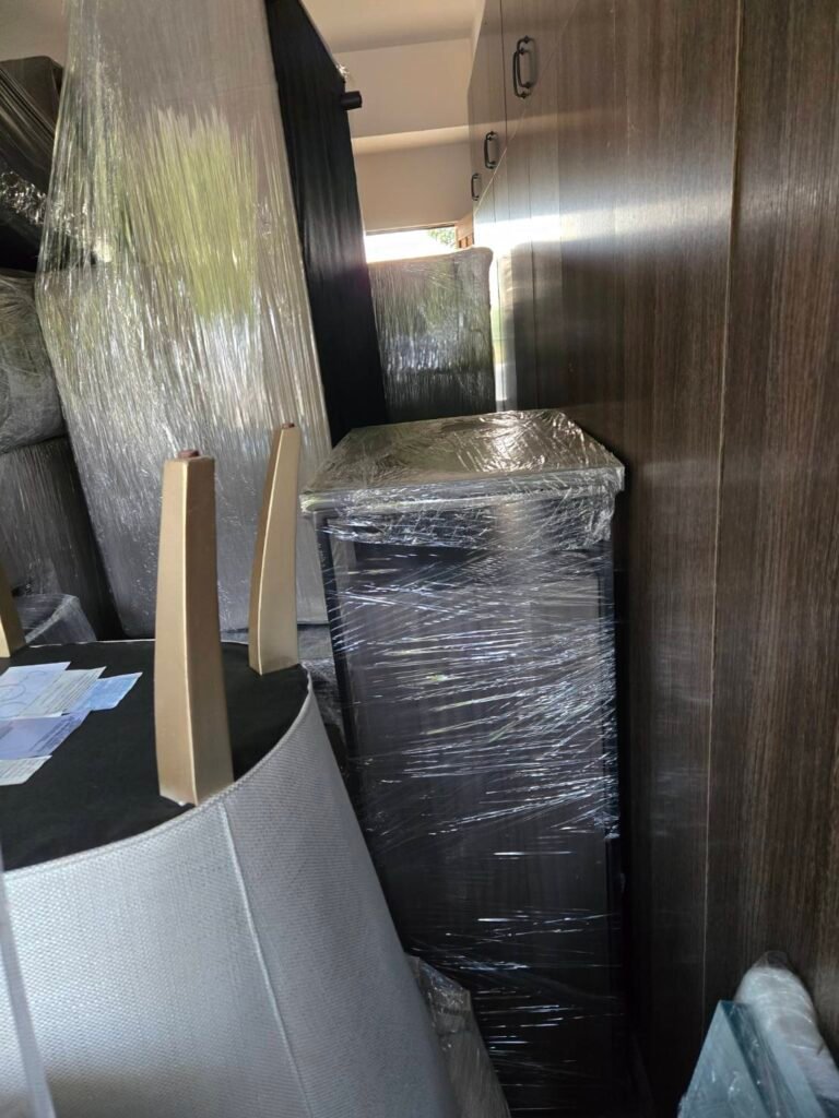 168 Moving长途搬家公司提供专车专送快速搬家方案，这种方式是安排一辆20-40尺的货车专门运送王女士的物品(货车大小决定搬家费用高低)，中途不接其他客户的货，优点是速度快，从西雅图到休斯顿只需要3到6天；缺点是价格较高，但168搬家公司强调即使是专车服务，168 Moving的价格也比United Van Lines、North American Van Lines等大型搬家公司便宜10%到20%，不但价格便宜，服务也比较好，没有隐藏费用，更不会随便乱加价钱。以26尺卡车为例，从西雅图到休斯顿两地搬运费用加上长途卡车费用大约是美金$6500-8500元(简单方式是一英里$3-4元，西雅图到休斯顿距离2200英里)，实际情况要看客户地址位置及东西多寡，是否需要上楼，是否位于偏远郊区，大型家具多寡都会影响搬运时间，搬运时间影响全部价格，通常搬运费用是两位工人时薪120-150/hr元。