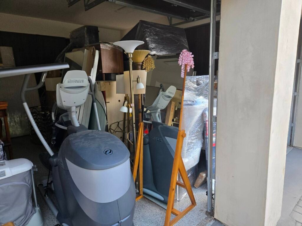 168 Moving长途搬家公司提供专车专送快速搬家方案，这种方式是安排一辆20-40尺的货车专门运送王女士的物品(货车大小决定搬家费用高低)，中途不接其他客户的货，优点是速度快，从西雅图到休斯顿只需要3到6天；缺点是价格较高，但168搬家公司强调即使是专车服务，168 Moving的价格也比United Van Lines、North American Van Lines等大型搬家公司便宜10%到20%，不但价格便宜，服务也比较好，没有隐藏费用，更不会随便乱加价钱。以26尺卡车为例，从西雅图到休斯顿两地搬运费用加上长途卡车费用大约是美金$6500-8500元(简单方式是一英里$3-4元，西雅图到休斯顿距离2200英里)，实际情况要看客户地址位置及东西多寡，是否需要上楼，是否位于偏远郊区，大型家具多寡都会影响搬运时间，搬运时间影响全部价格，通常搬运费用是两位工人时薪120-150/hr元。