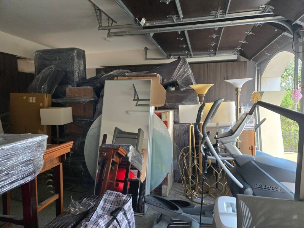 168 Moving长途搬家公司提供专车专送快速搬家方案，这种方式是安排一辆20-40尺的货车专门运送王女士的物品(货车大小决定搬家费用高低)，中途不接其他客户的货，优点是速度快，从西雅图到休斯顿只需要3到6天；缺点是价格较高，但168搬家公司强调即使是专车服务，168 Moving的价格也比United Van Lines、North American Van Lines等大型搬家公司便宜10%到20%，不但价格便宜，服务也比较好，没有隐藏费用，更不会随便乱加价钱。以26尺卡车为例，从西雅图到休斯顿两地搬运费用加上长途卡车费用大约是美金$6500-8500元(简单方式是一英里$3-4元，西雅图到休斯顿距离2200英里)，实际情况要看客户地址位置及东西多寡，是否需要上楼，是否位于偏远郊区，大型家具多寡都会影响搬运时间，搬运时间影响全部价格，通常搬运费用是两位工人时薪120-150/hr元。