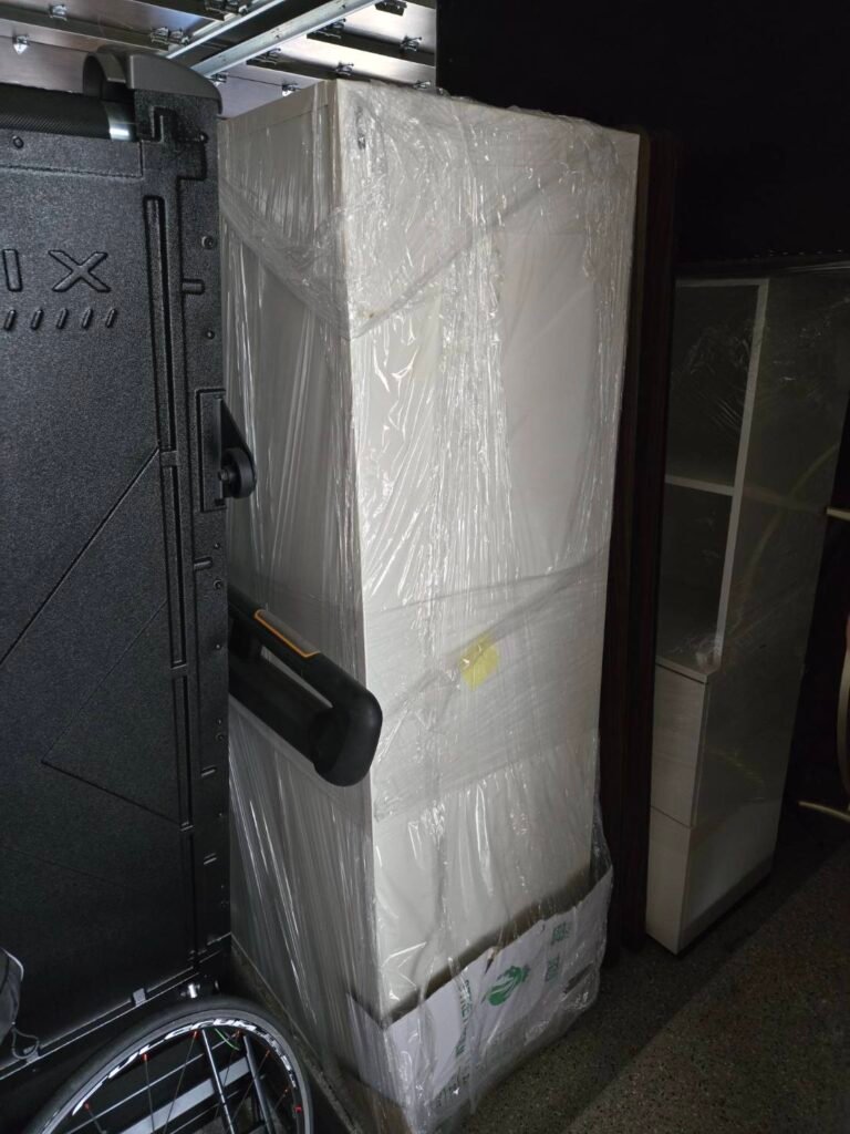 168 Moving长途搬家公司提供专车专送快速搬家方案，这种方式是安排一辆20-40尺的货车专门运送王女士的物品(货车大小决定搬家费用高低)，中途不接其他客户的货，优点是速度快，从西雅图到休斯顿只需要3到6天；缺点是价格较高，但168搬家公司强调即使是专车服务，168 Moving的价格也比United Van Lines、North American Van Lines等大型搬家公司便宜10%到20%，不但价格便宜，服务也比较好，没有隐藏费用，更不会随便乱加价钱。以26尺卡车为例，从西雅图到休斯顿两地搬运费用加上长途卡车费用大约是美金$6500-8500元(简单方式是一英里$3-4元，西雅图到休斯顿距离2200英里)，实际情况要看客户地址位置及东西多寡，是否需要上楼，是否位于偏远郊区，大型家具多寡都会影响搬运时间，搬运时间影响全部价格，通常搬运费用是两位工人时薪120-150/hr元。