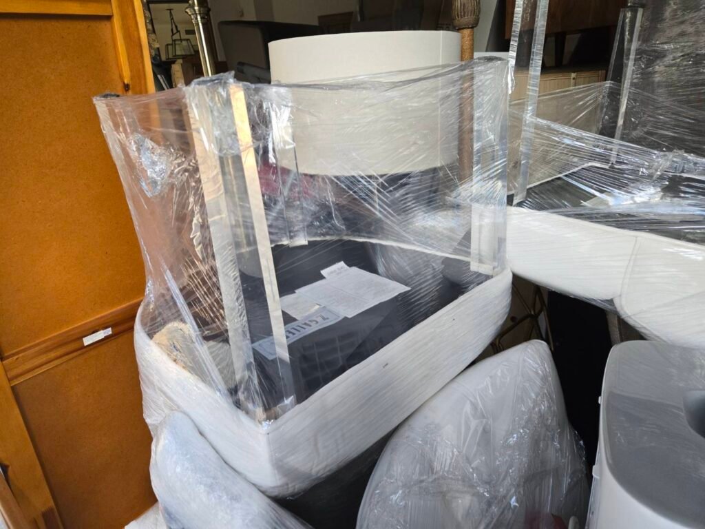 168 Moving长途搬家公司提供专车专送快速搬家方案，这种方式是安排一辆20-40尺的货车专门运送王女士的物品(货车大小决定搬家费用高低)，中途不接其他客户的货，优点是速度快，从西雅图到休斯顿只需要3到6天；缺点是价格较高，但168搬家公司强调即使是专车服务，168 Moving的价格也比United Van Lines、North American Van Lines等大型搬家公司便宜10%到20%，不但价格便宜，服务也比较好，没有隐藏费用，更不会随便乱加价钱。以26尺卡车为例，从西雅图到休斯顿两地搬运费用加上长途卡车费用大约是美金$6500-8500元(简单方式是一英里$3-4元，西雅图到休斯顿距离2200英里)，实际情况要看客户地址位置及东西多寡，是否需要上楼，是否位于偏远郊区，大型家具多寡都会影响搬运时间，搬运时间影响全部价格，通常搬运费用是两位工人时薪120-150/hr元。