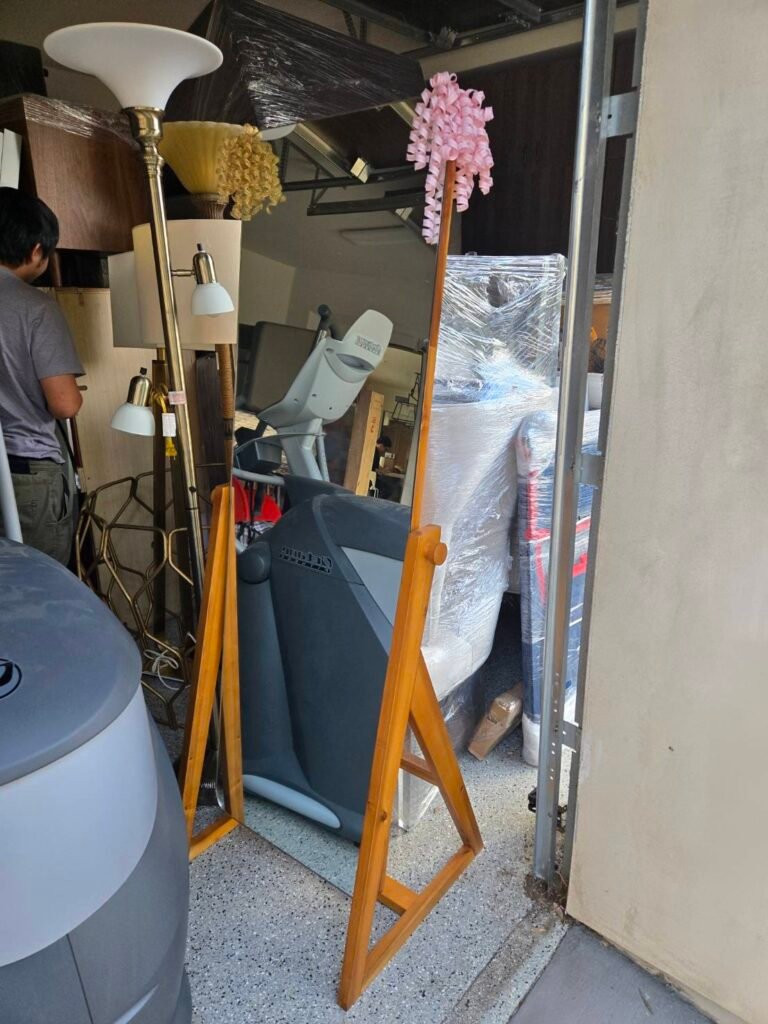 168 Moving长途搬家公司提供专车专送快速搬家方案，这种方式是安排一辆20-40尺的货车专门运送王女士的物品(货车大小决定搬家费用高低)，中途不接其他客户的货，优点是速度快，从西雅图到休斯顿只需要3到6天；缺点是价格较高，但168搬家公司强调即使是专车服务，168 Moving的价格也比United Van Lines、North American Van Lines等大型搬家公司便宜10%到20%，不但价格便宜，服务也比较好，没有隐藏费用，更不会随便乱加价钱。以26尺卡车为例，从西雅图到休斯顿两地搬运费用加上长途卡车费用大约是美金$6500-8500元(简单方式是一英里$3-4元，西雅图到休斯顿距离2200英里)，实际情况要看客户地址位置及东西多寡，是否需要上楼，是否位于偏远郊区，大型家具多寡都会影响搬运时间，搬运时间影响全部价格，通常搬运费用是两位工人时薪120-150/hr元。